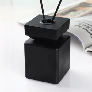 Custom Luxury Square 100 Ml 150 Ml 200 Ml Essential Oil Aromatherapy Aroma Diffuser Matte Black Glass Bottle with Wooden Lid