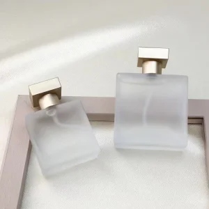 Free Sample Luxury Woman 30ml Square Glass Perfume Bottle with Aromatherapy and Screen Printing